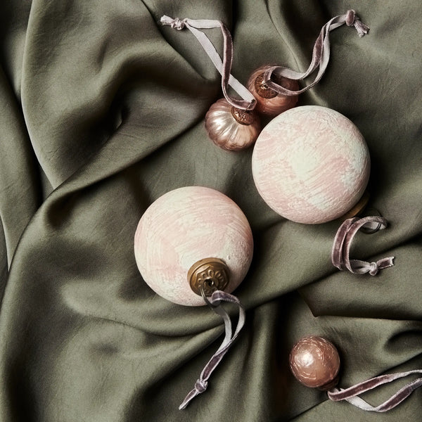Neptune Seasonal_Christmas_Christmas tree decorations default Elderfield Brushed Bauble, Rose